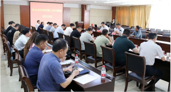 【校企合作 互利共贏】新蒲建設(shè)集團(tuán)與鄭州大學(xué)舉行校企合作簽約授牌儀式，并受邀參加鄭州大學(xué)產(chǎn)教融合教育論壇