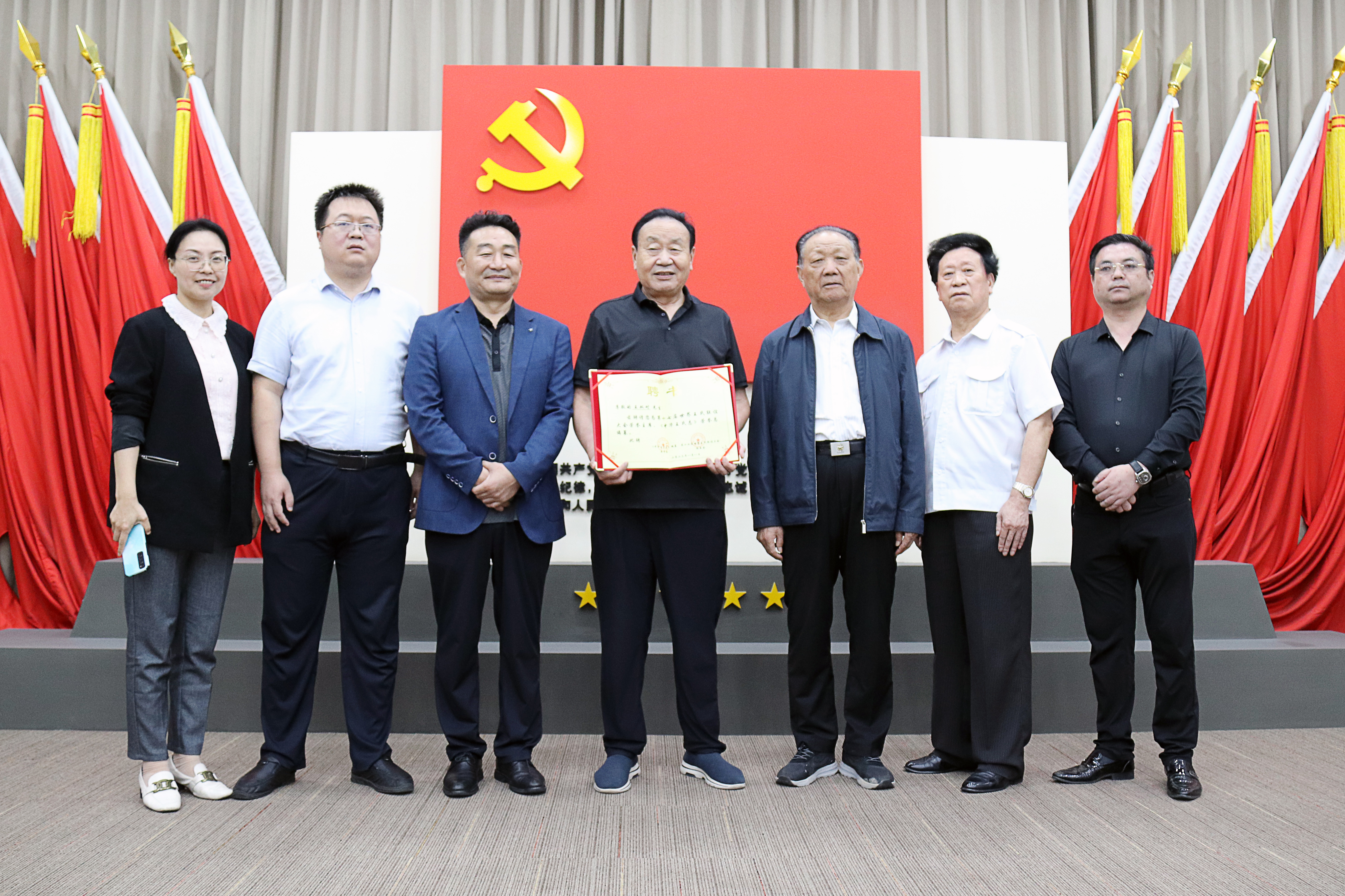 河南省王氏文化研究會一行蒞臨新蒲建設集團參觀交流，并為集團董事局主席王雙對頒發(fā)聘書